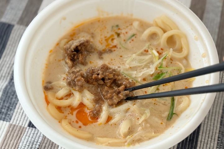 「思わずニンマリ」「まろやかで優しい味」【ファミマ】のピリ辛うどん