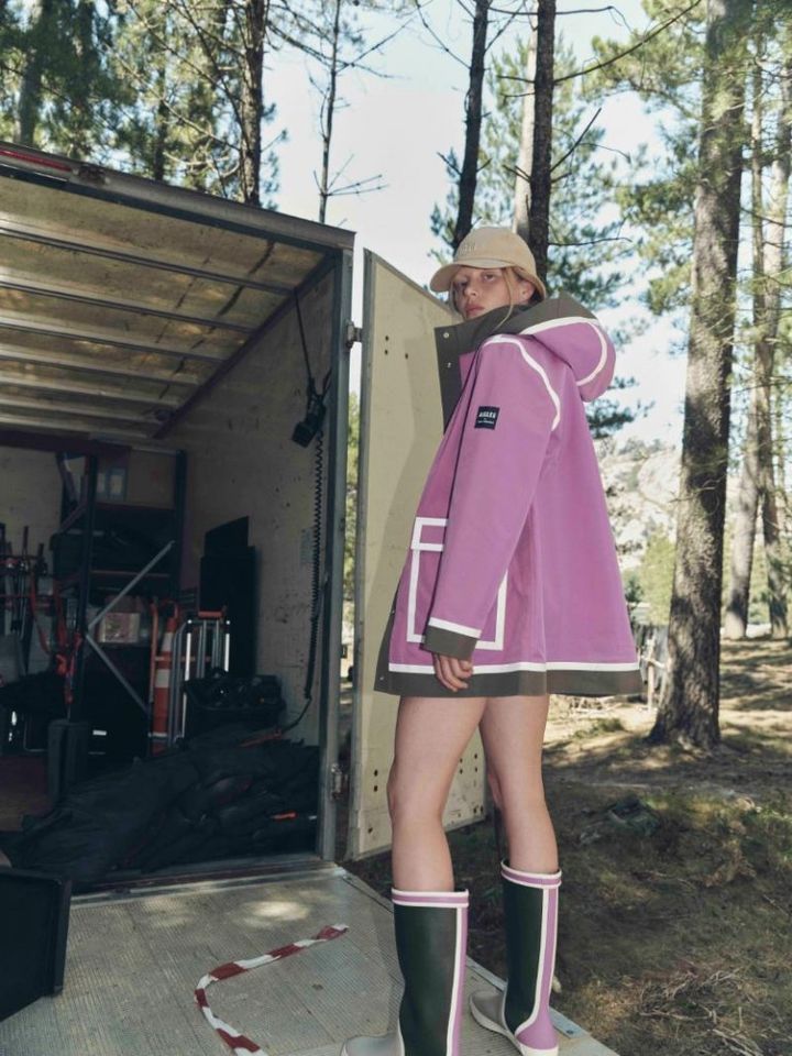 鮮やかな色使いや立体感のあるデザインが目をひく。《エーグル》と建築家によるコラボレインウェアで雨の日を楽しもう！