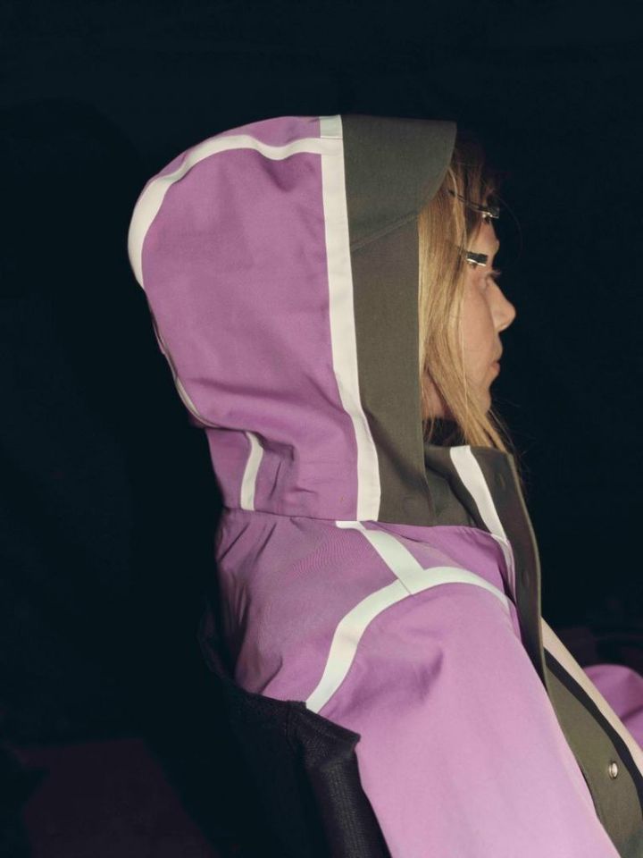 鮮やかな色使いや立体感のあるデザインが目をひく。《エーグル》と建築家によるコラボレインウェアで雨の日を楽しもう！