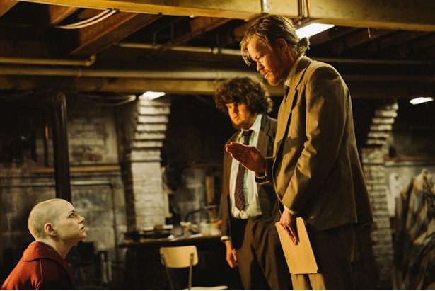 ミシェルを誘拐したテディとその従妹ドンは彼女が“地球を滅ぼすアンドロメダ星人”だと信じていた [c]2025 FOCUS FEATURES LLC.