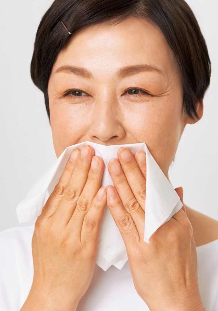 リップもティッシュで押さえるだけで美しさが持続