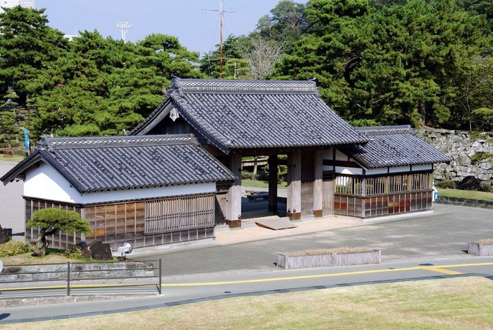 徳島城「鷲の門」、江戸時代に蜂須賀氏が徳島城を建築した際に正門として建てたものを復元