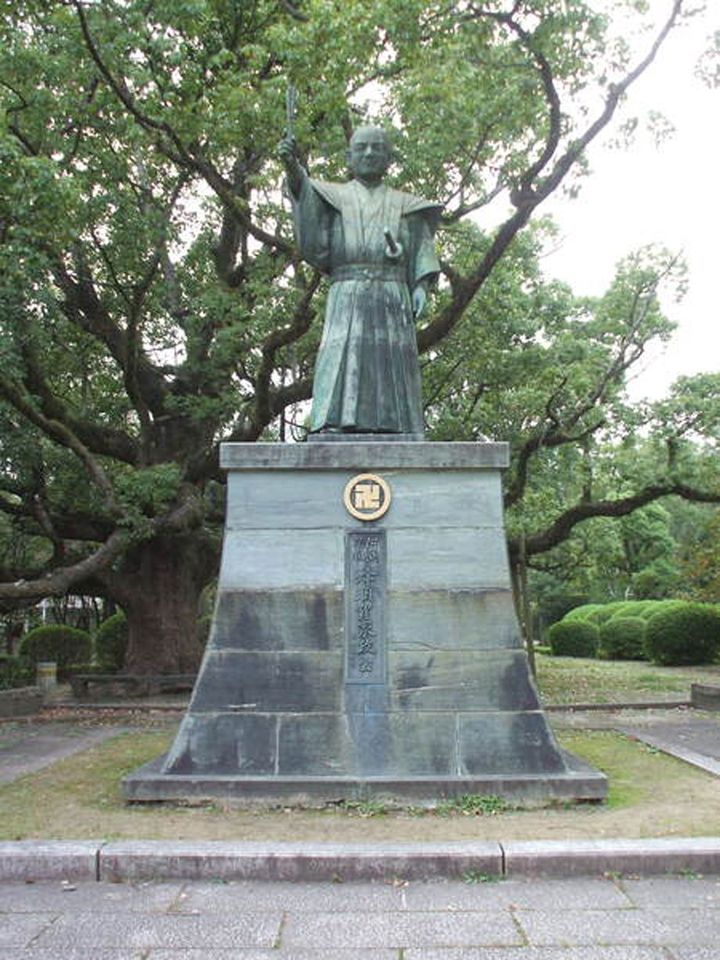 徳島市・徳島城跡にある徳島藩初代藩主蜂須賀家政の銅像