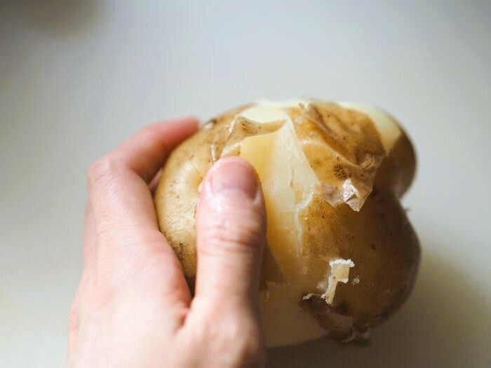 レンチンよりも簡単！？『じゃがいもの皮』をつるんとキレイにむく裏ワザ！【試してみた】