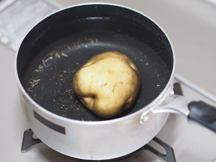 鍋でじゃがいもをゆでる様子