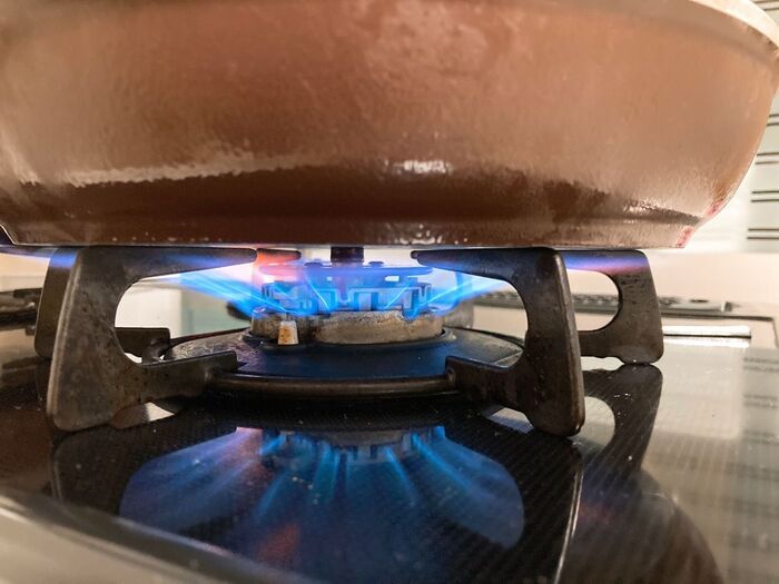 水で流しちゃダメ―！！「フライパン」の寿命を縮めるNG行動7つ。うっかりやってるかも…！？