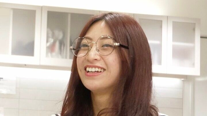 【写真・画像】元アイドルのポールダンサー、15年続ける“赤髪”を決意のイメチェン 「全然違う！天才です！」 1枚目