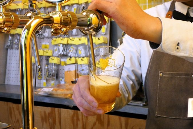 PERFECT BEER STAND 福岡 語り注ぎ ビールを注ぐシーン