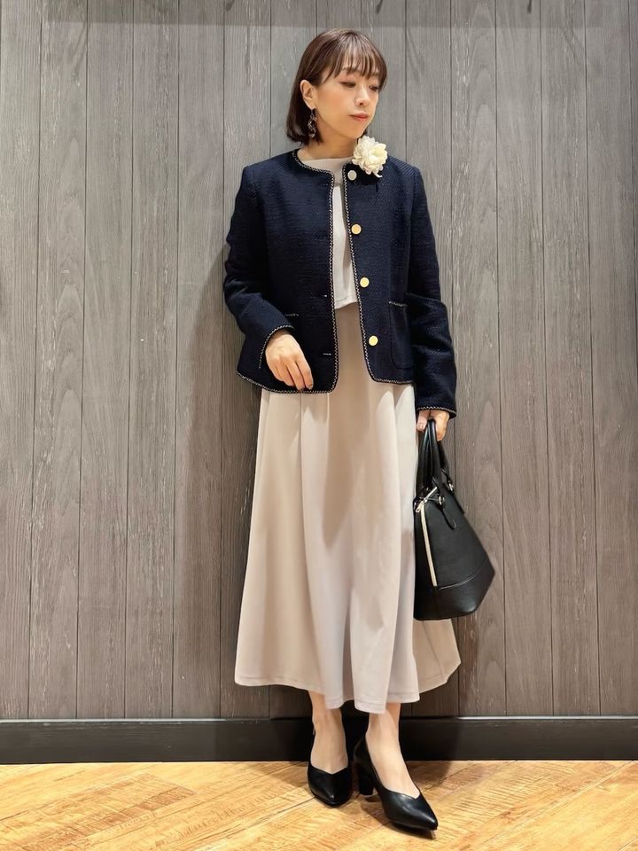 王道のツイードジャケットにセットアップ風ワンピースを 出典：WEAR