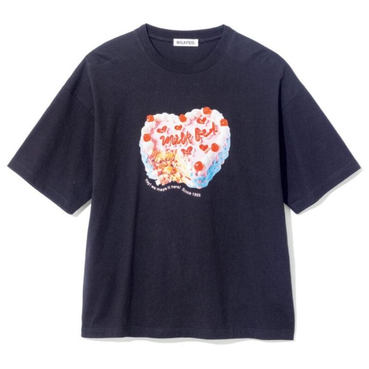 アニバーサリーケーキの限定デザインにワクワク。Tシャツ5500円（ミルクフェド／ミルクフェド 新宿）