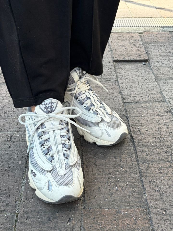 スニーカーはニューバランス