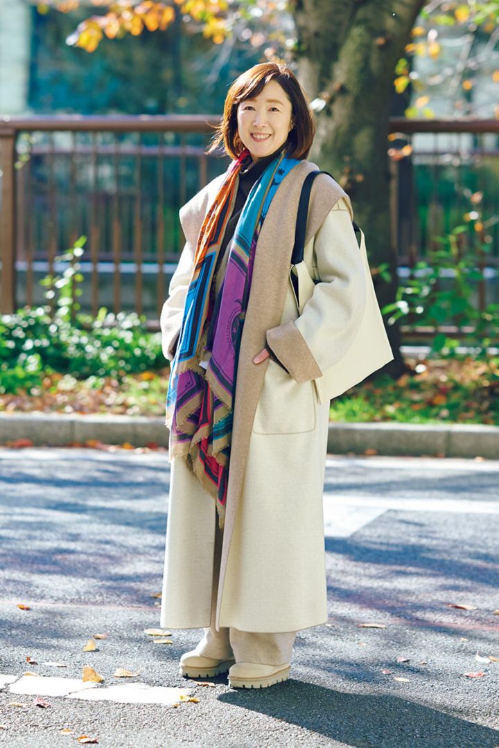 アウター、トップス、パンツ／ともにプレインピープル、バッグ／ザ・パース、靴／パトリツィア ボンファンティ、ストール／ファリエロ サルティ