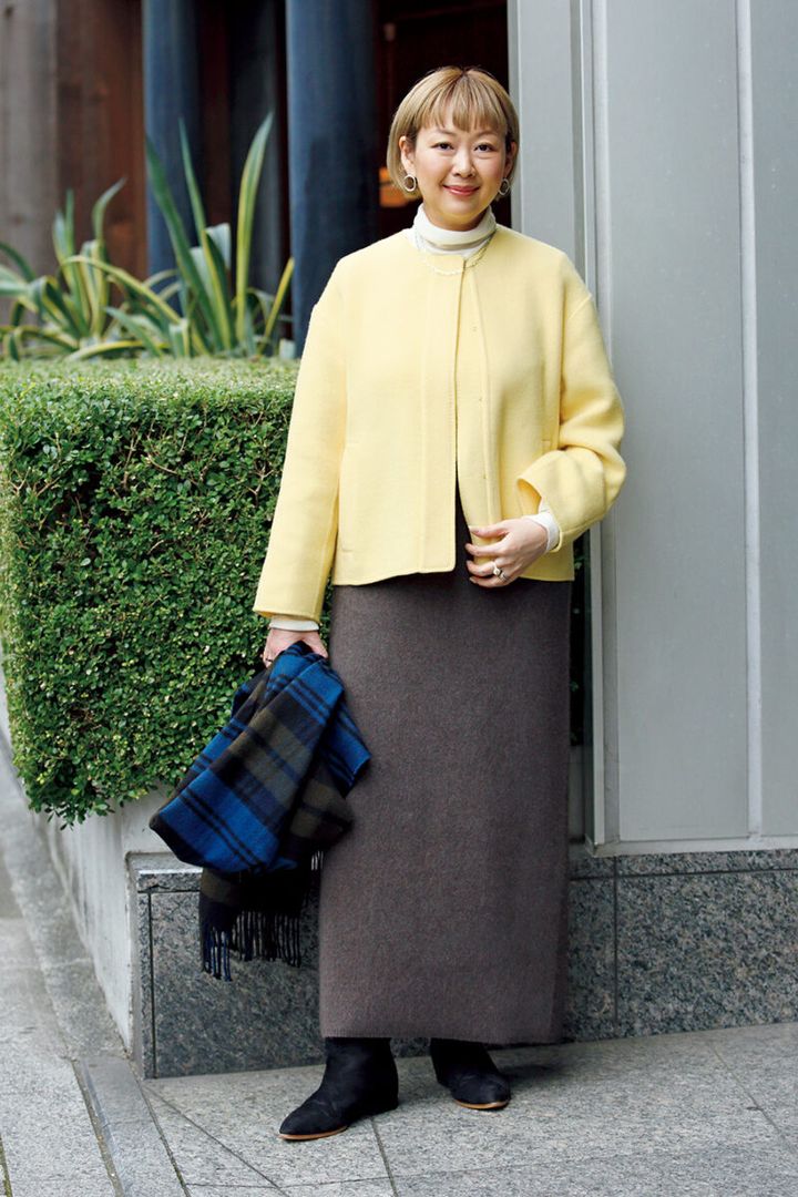 アウター／イネド、トップス／マイ ウィークネス、スカート／イヴォン、バッグ／クリスチャン ヴィラ、シューズ／バンヤードストーム、ストール／ジョンストンズ