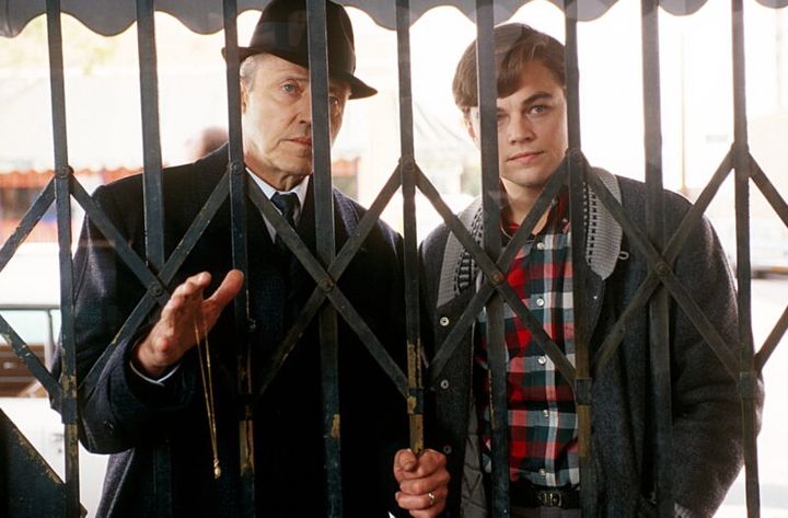 実在の詐欺師をモデルにしたストーリー。『キャッチ・ミー・イフ・ユー・キャン』TM & ©2002 DreamWorks LLC. All Rights Reserved.