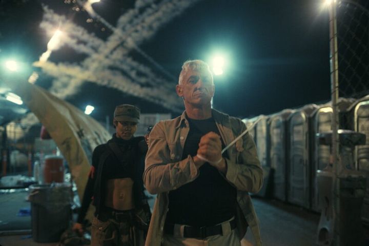 宿敵を演じたショーン・ペンが怪演。『ワン・バトル・アフター・アナザー』© 2025 Warner Bros. Entertainment Inc. and Domain Pictures, LLC. All Rights Reserved.