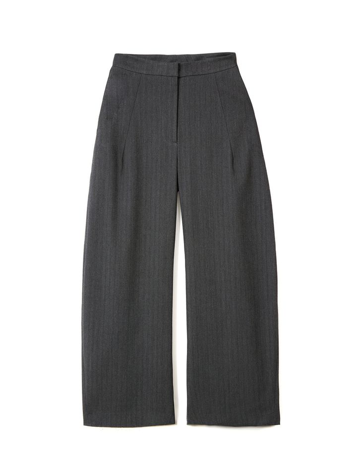 ZARAの硬派なヘリンボーン柄スラックス。真逆なテンションのランジェリーキャミを合わせるコーディネートが今っぽい。