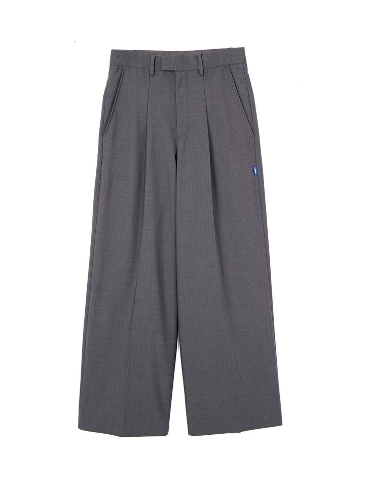 ナイスウェザー／NICE WEATHERの、たっぷりとしたグレーのワイドパンツ。センタープレス入りできちんと感も。