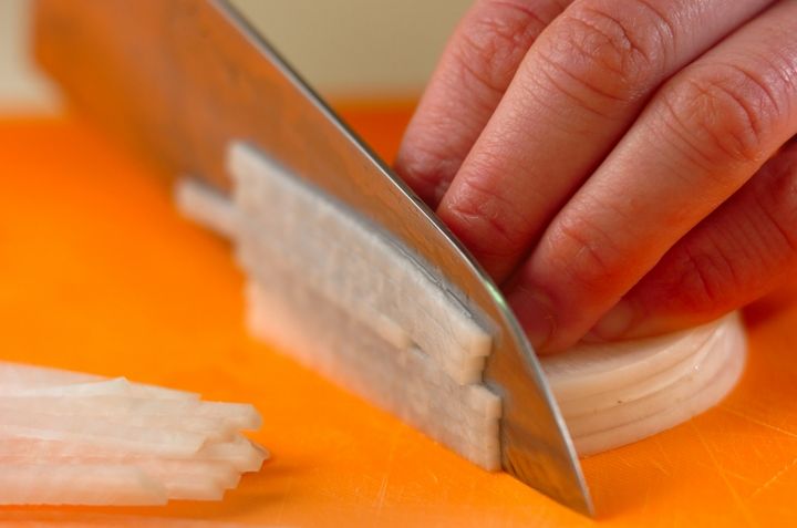 大根と桜エビの青のり炒めの下準備1