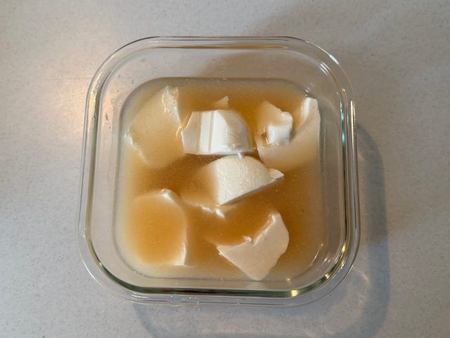 豆腐を崩し入れる