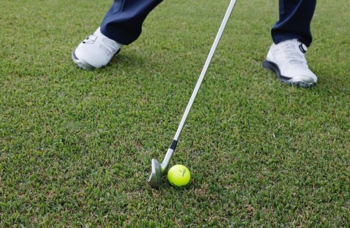 左足下がりのライを引っかけない方法とは？ベテラン男子プロが解説