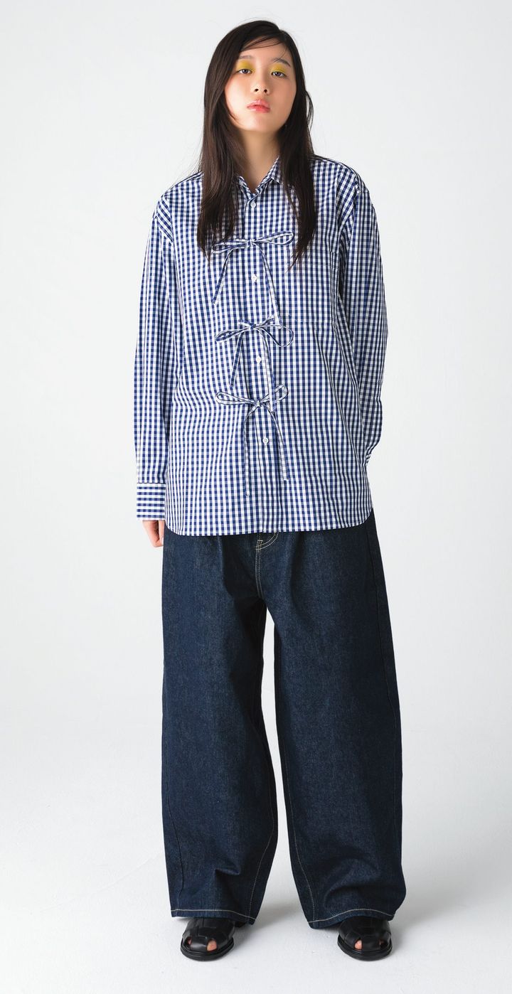2021年にパリで誕生したウィメンズシャツレーベル『MA/RE』。フロントに3つのリボンがデザインされたチェック柄のシャツ。