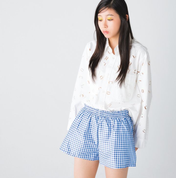 ブルーのギンガムチェックが爽やか。さらっとした素材で楽に着用できるショートパンツ。