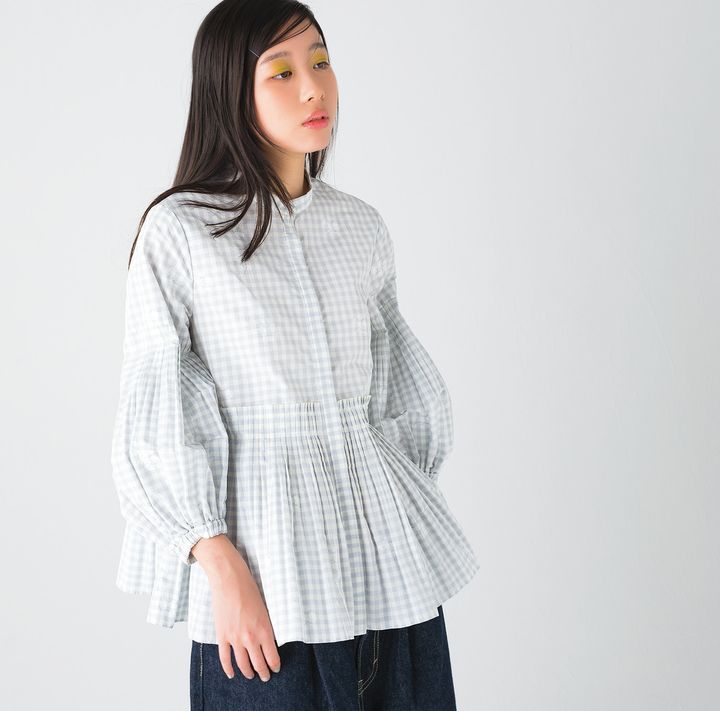 ライトグレーのギンガムチェックが上品な印象のブラウス。