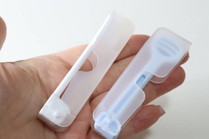 セリア折りたたみ歯ブラシ舌クリーナー