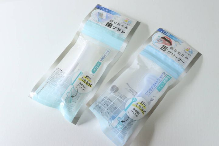 セリア折りたたみ歯ブラシ＆舌クリーナー