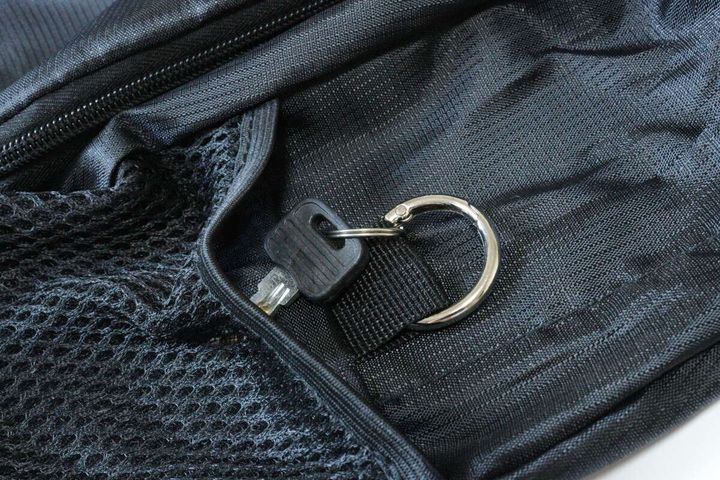 ダイソーのコンパクト折りたたみリュックに鍵を付ける