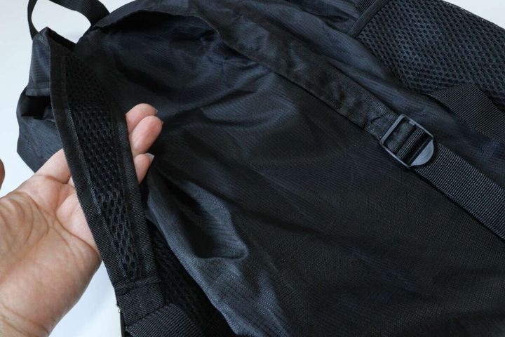 ダイソーのコンパクト折りたたみリュックの肩ひも