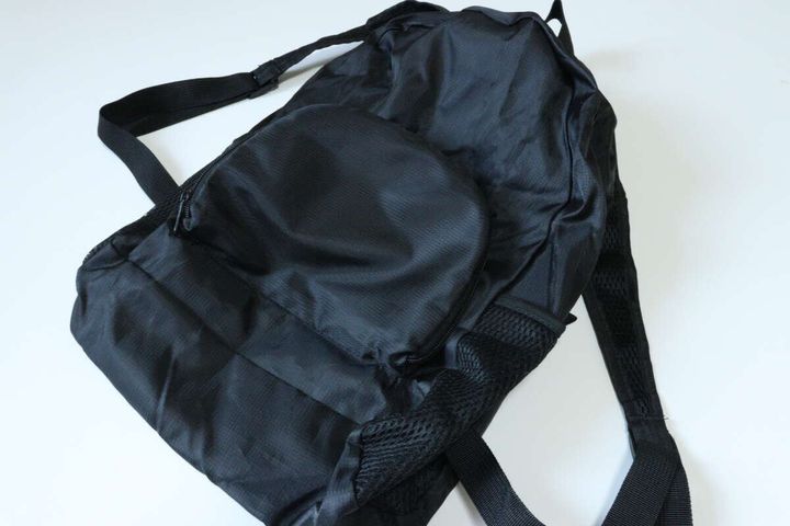 ダイソーのコンパクト折りたたみリュックの展開後