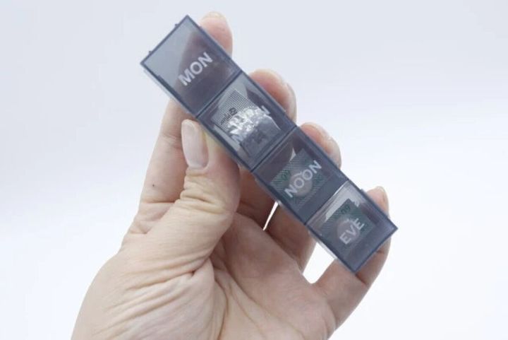 ダイソー 7DAYSピルケース（英字、グレー） 使用例 1日分