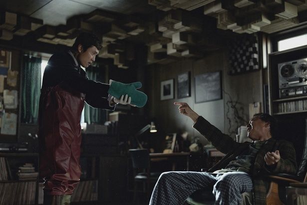 自身の再就職の邪魔者であるボムモを蹴落とすため、マンスは驚くような行動に… [C]2025 CJ ENM Co., Ltd., MOHO FILM ALL RIGHTS RESERVED