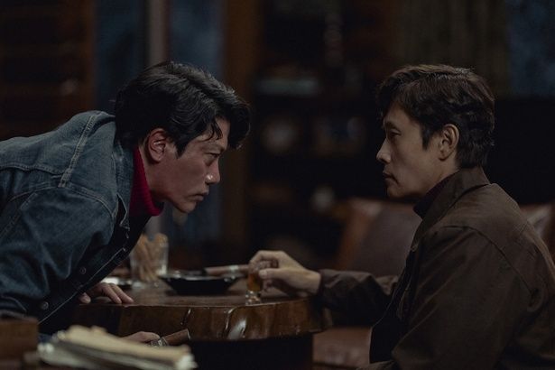 パク・ヒスン演じる豪快キャラのソンチュルと対峙するマンス [C]2025 CJ ENM Co., Ltd., MOHO FILM ALL RIGHTS RESERVED