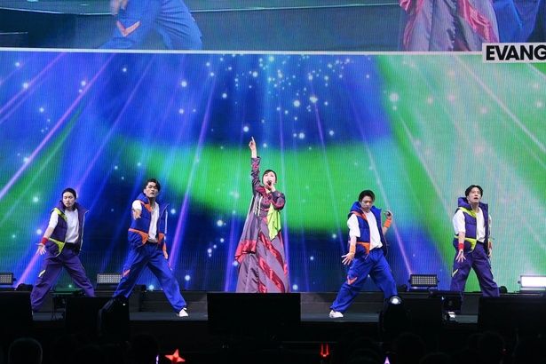 高橋洋子によるスペシャルライブ「EVANGELION FLASHBACK」の様子 [c]カラー [c]カラー／Project Eva. [c]カラー／ EVA製作委員会