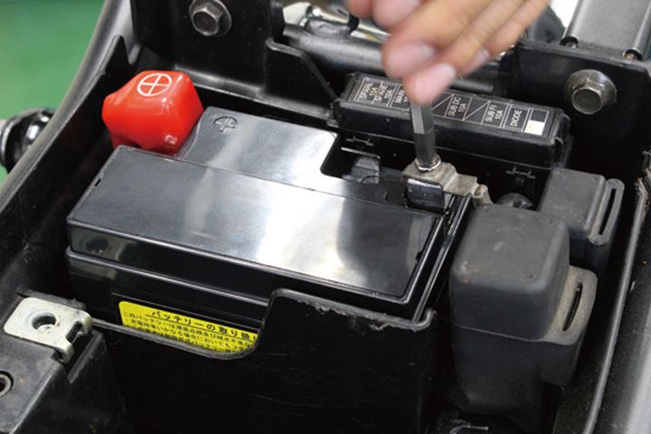 【バッテリーメンテナンス】冬の始動不可を防ぐ！SP武川製バッテリー＆USB増設で愛車を電脳化