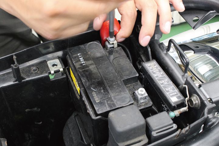 【バッテリーメンテナンス】冬の始動不可を防ぐ！SP武川製バッテリー＆USB増設で愛車を電脳化