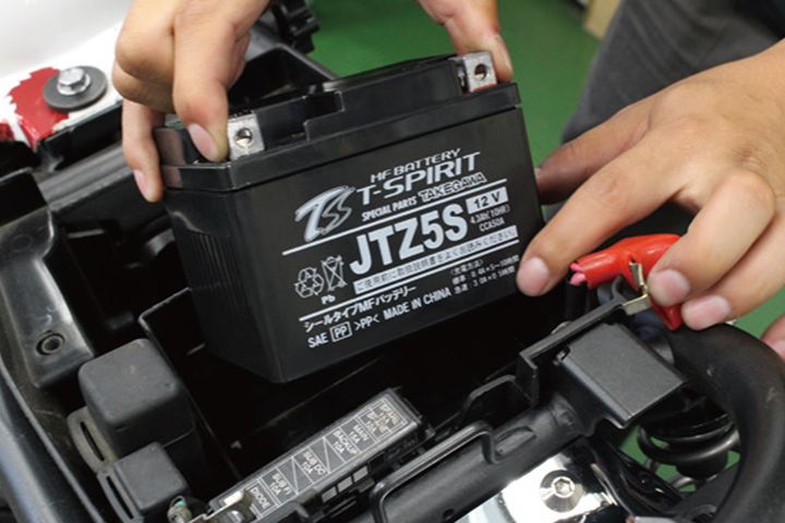 【バッテリーメンテナンス】冬の始動不可を防ぐ！SP武川製バッテリー＆USB増設で愛車を電脳化