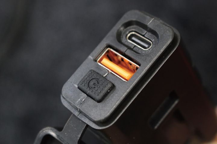 【バッテリーメンテナンス】冬の始動不可を防ぐ！SP武川製バッテリー＆USB増設で愛車を電脳化