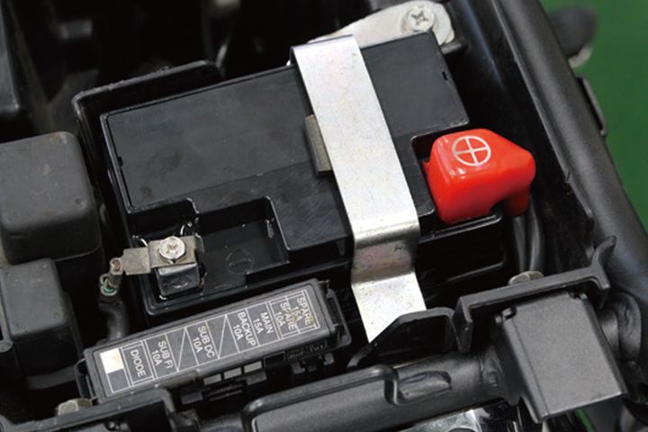 【バッテリーメンテナンス】冬の始動不可を防ぐ！SP武川製バッテリー＆USB増設で愛車を電脳化