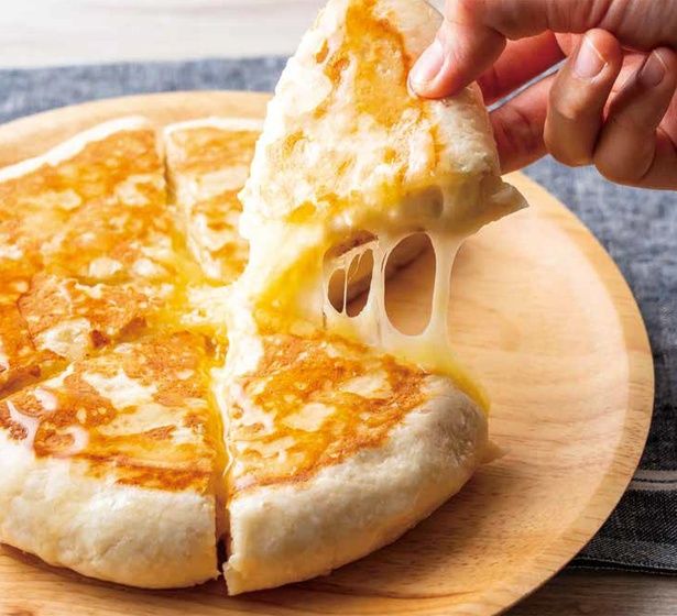 フライパンでチーズナン （C）ぼく／KADOKAWA