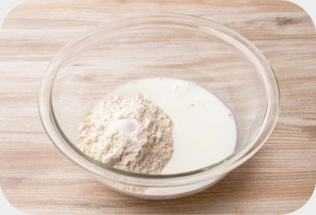 ボウルに強力粉を入れて片側に寄せ、強力粉のてっぺんに塩を置く （C）ぼく／KADOKAWA