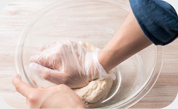 塩が最後に合流するようにゴムベラで混ぜる （C）ぼく／KADOKAWA