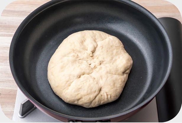 ピザ用チーズを包んで平たく整え、蓋をしつつ弱火で3分焼く （C）ぼく／KADOKAWA