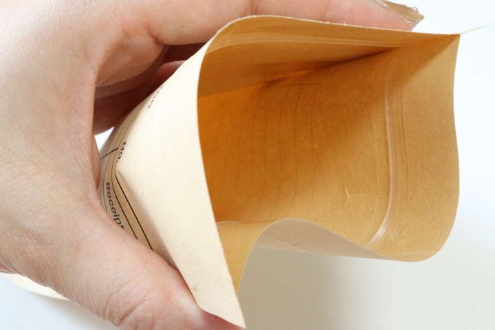 ダイソーの月謝袋 ジッパータイプはのり不要で封ができる