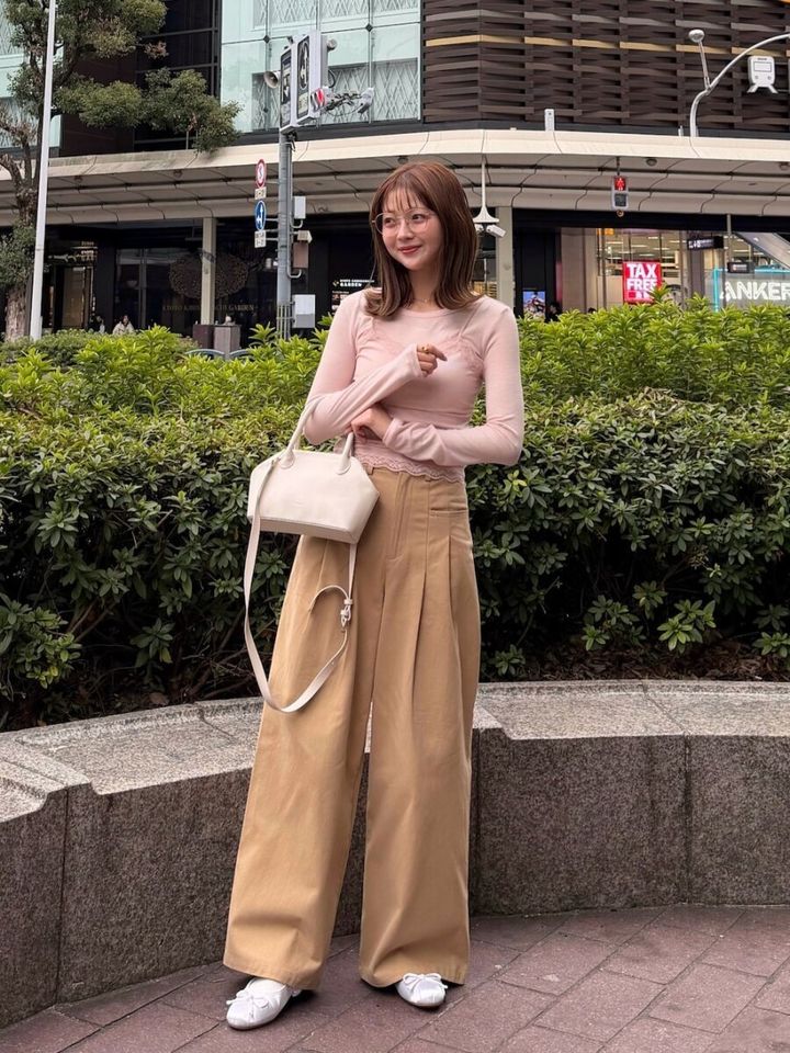 2026春大人女性おすすめベージュワイドパンツピンクコーデ