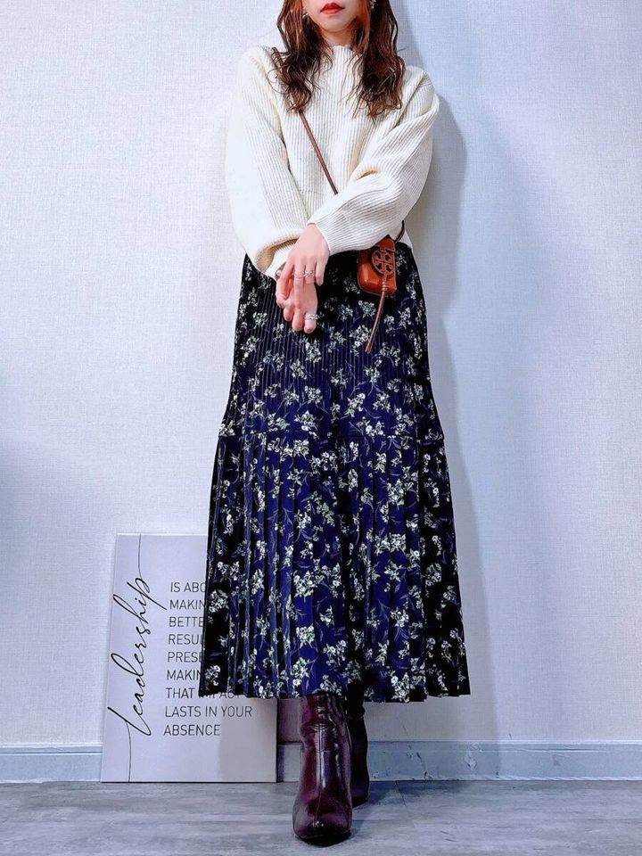 cocaラメニットトップスと花柄スカートコーデ