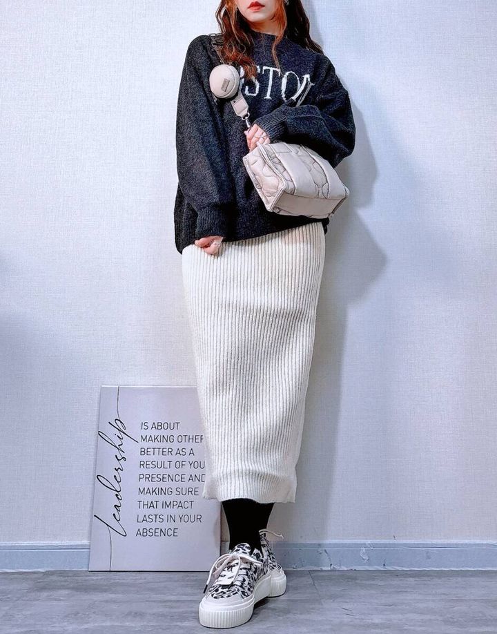 cocaラメニットIラインスカートとロゴニットコーデ