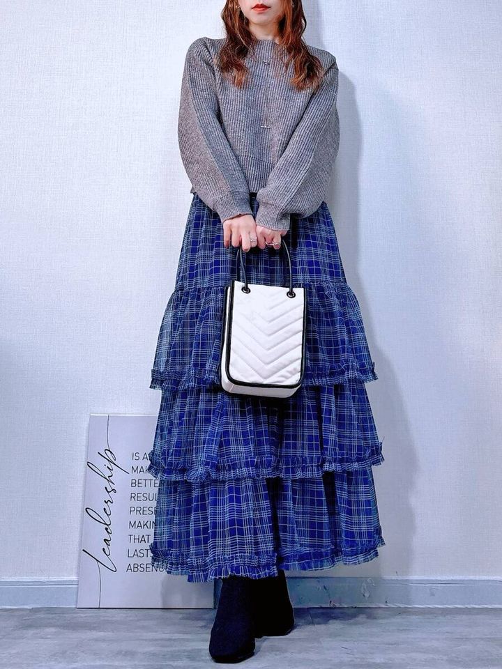 cocaラメニットトップスとチェックティアードスカートコーデ